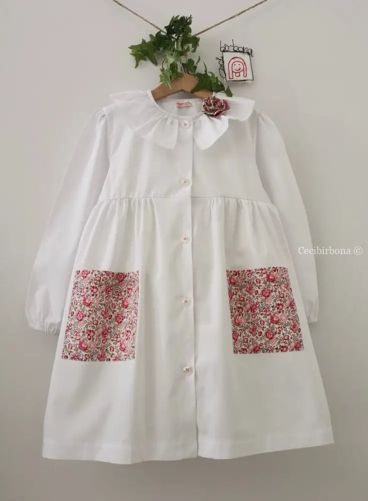 Il grembiulino bianco con le rose e i nontiscordardimé e colletto pierrot per scuola primaria grembiule scuola bimba