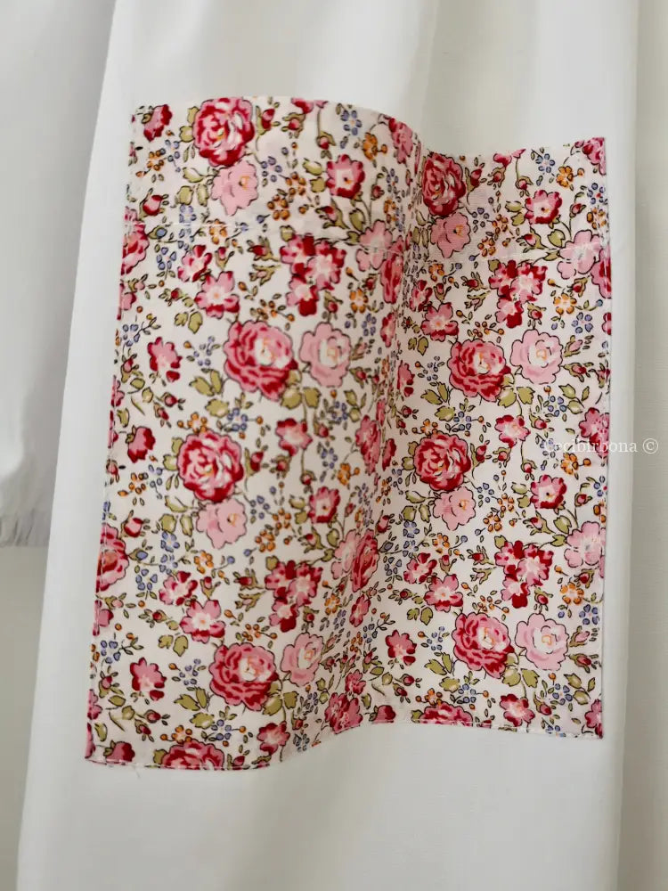 Il grembiulino bianco con le rose e i nontiscordardimé e colletto pierrot per scuola primaria grembiule scuola bimba