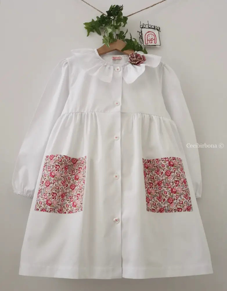 Il grembiulino bianco con le rose e i nontiscordardimé e colletto pierrot per scuola primaria grembiule scuola bimba