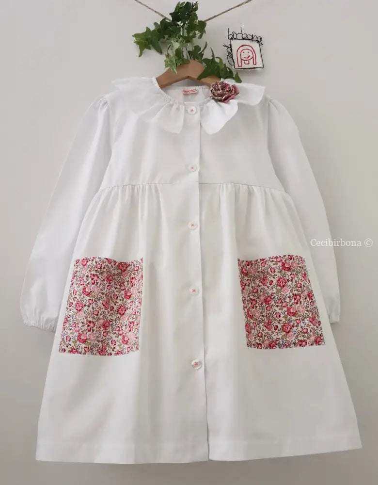 Il grembiulino bianco con le rose e i nontiscordardimé e colletto pierrot per scuola primaria grembiule scuola bimba