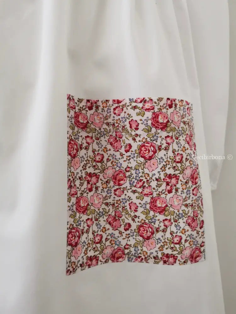 Il grembiulino bianco con le rose e i nontiscordardimé e colletto pierrot per scuola primaria grembiule scuola bimba