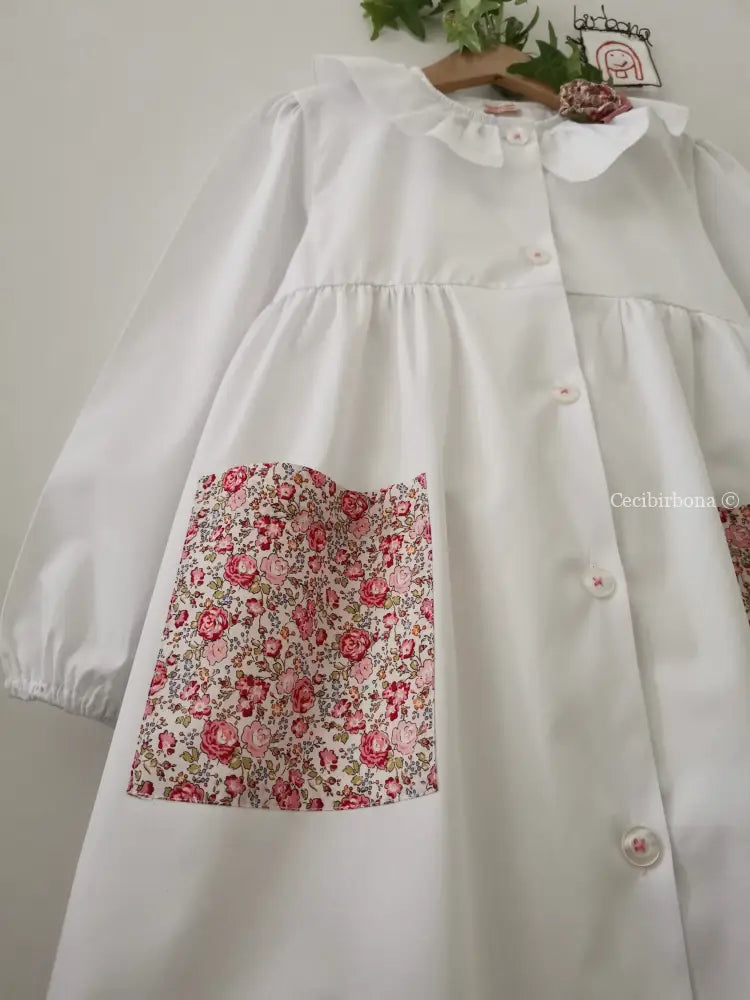 Il grembiulino bianco con le rose e i nontiscordardimé e colletto pierrot per scuola primaria grembiule scuola bimba