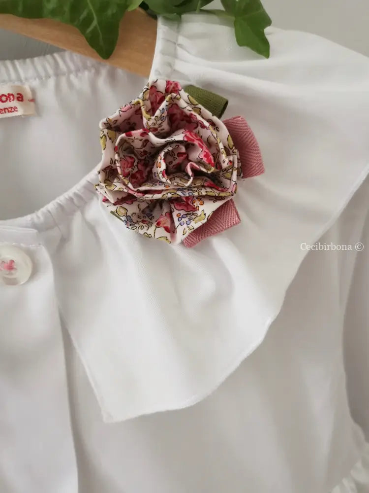 Il grembiulino bianco con le rose e i nontiscordardimé e colletto pierrot per scuola primaria grembiule scuola bimba