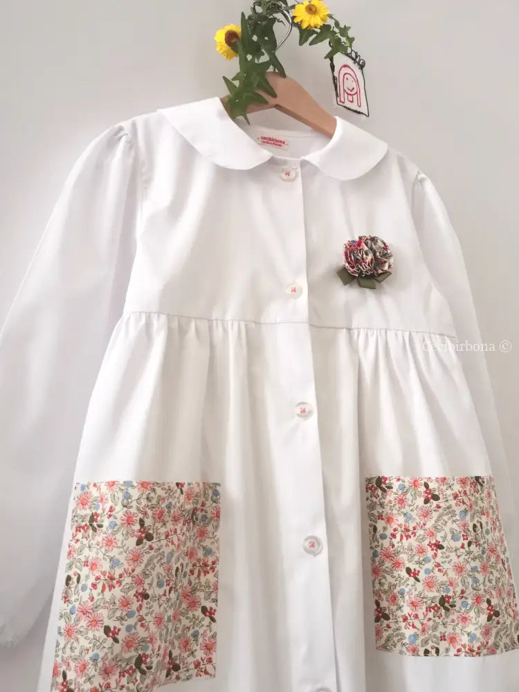 Il grembiulino bianco Flora - grembiule in cotone bianco per scuola primaria con colletto tondo grembiule scuola bimba