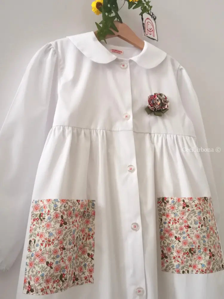 Il grembiulino bianco Flora - grembiule in cotone bianco per scuola primaria con colletto tondo grembiule scuola bimba