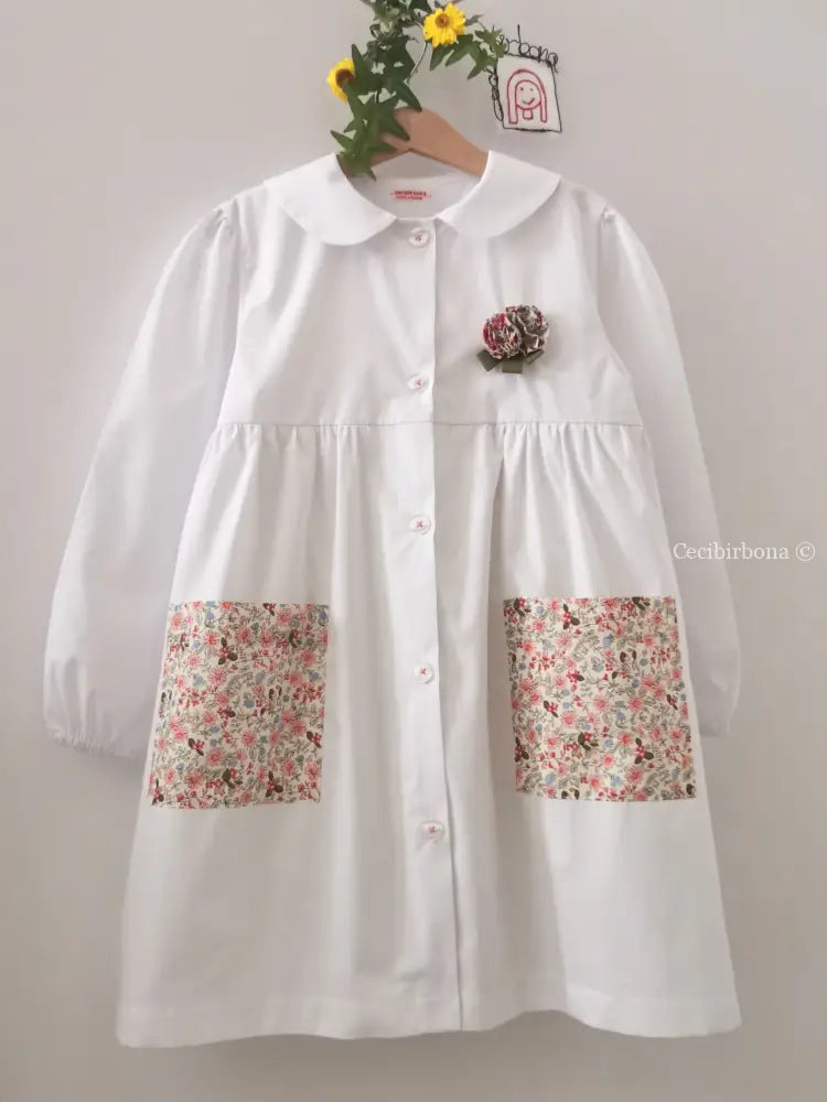 Il grembiulino bianco Flora - grembiule in cotone bianco per scuola primaria con colletto tondo grembiule scuola bimba