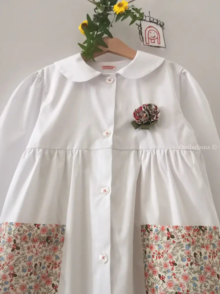 Il grembiulino bianco Flora - grembiule in cotone bianco per scuola primaria con colletto tondo grembiule scuola bimba