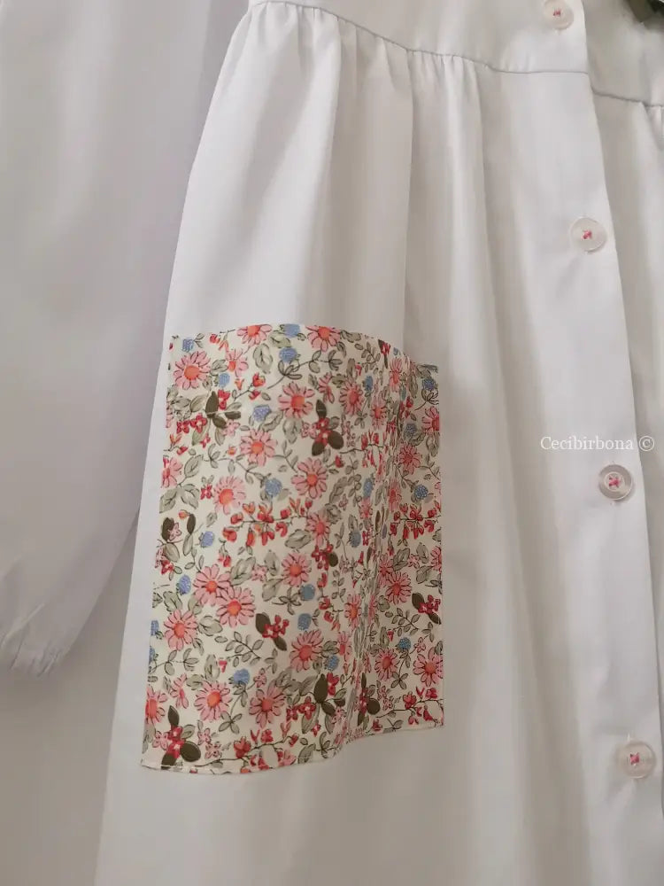 Il grembiulino bianco Flora - grembiule in cotone bianco per scuola primaria con colletto tondo grembiule scuola bimba