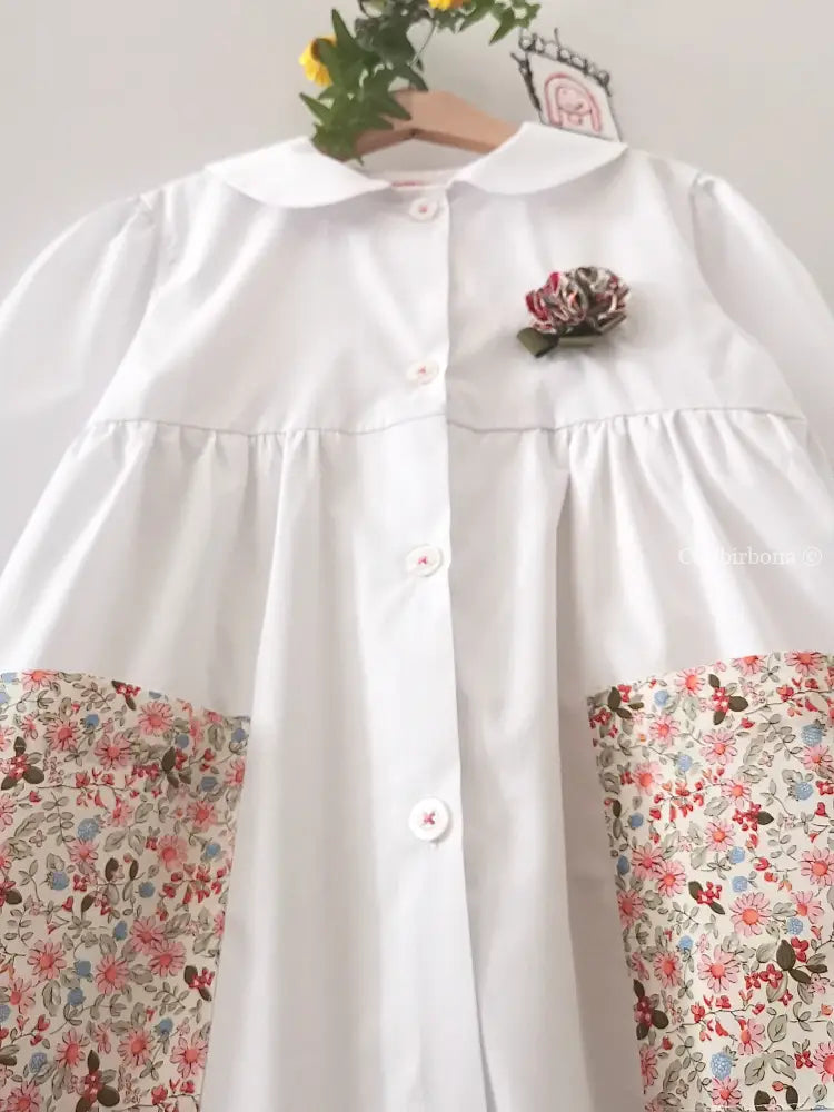 Il grembiulino bianco Flora - grembiule in cotone bianco per scuola primaria con colletto tondo grembiule scuola bimba