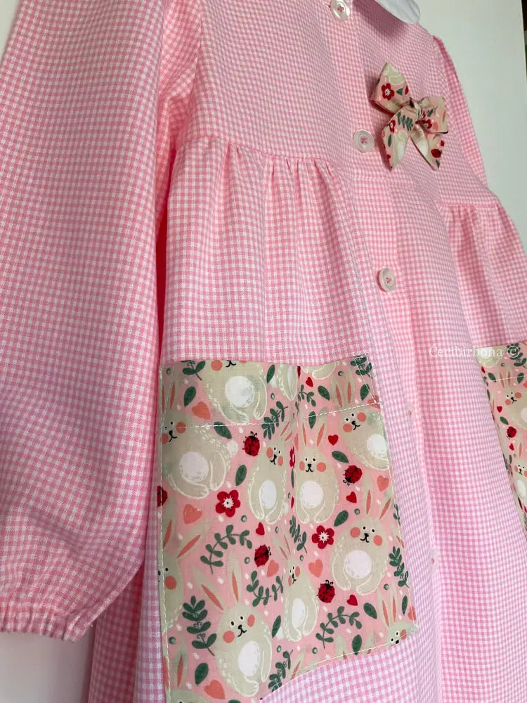 Il grembiulino con i coniglietti birichini - Grembiule a quadrettini rosa per asilo con fantasia coniglietti grembiule
