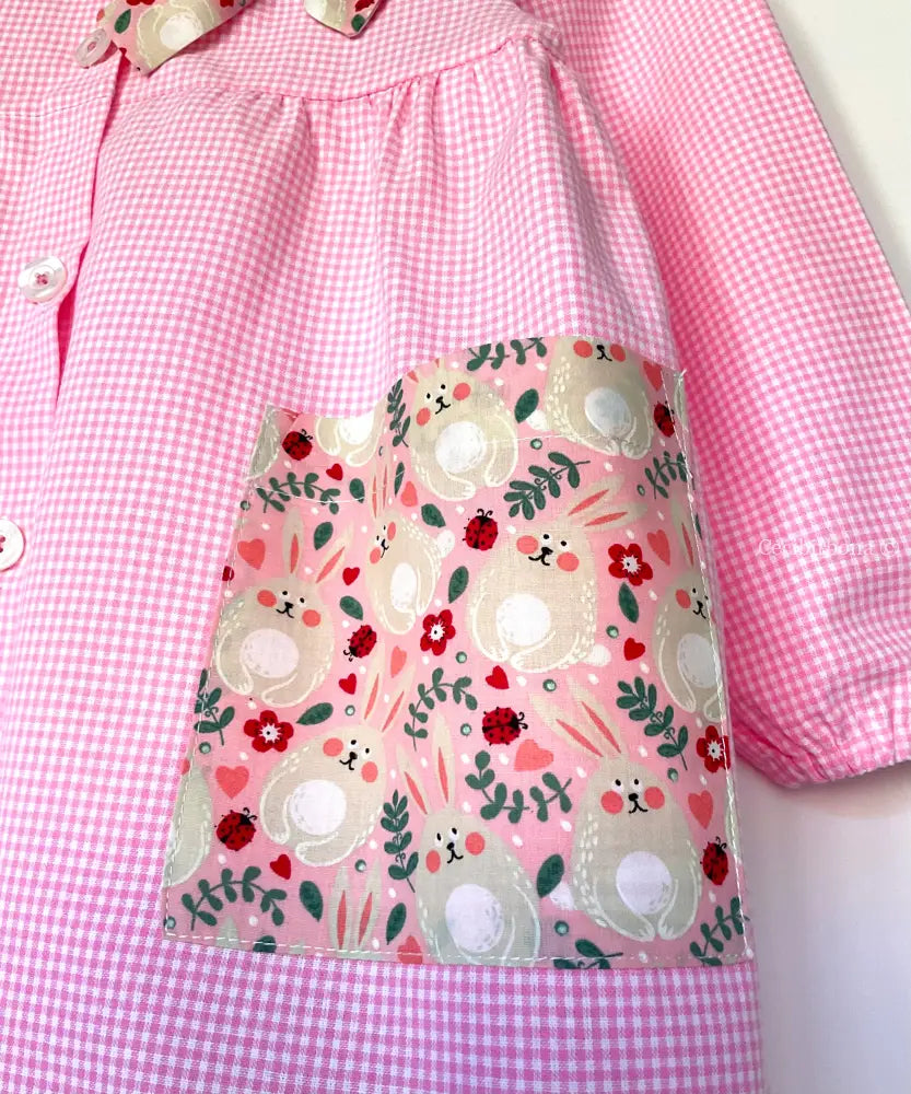 Il grembiulino con i coniglietti birichini - Grembiule a quadrettini rosa per asilo con fantasia coniglietti grembiule