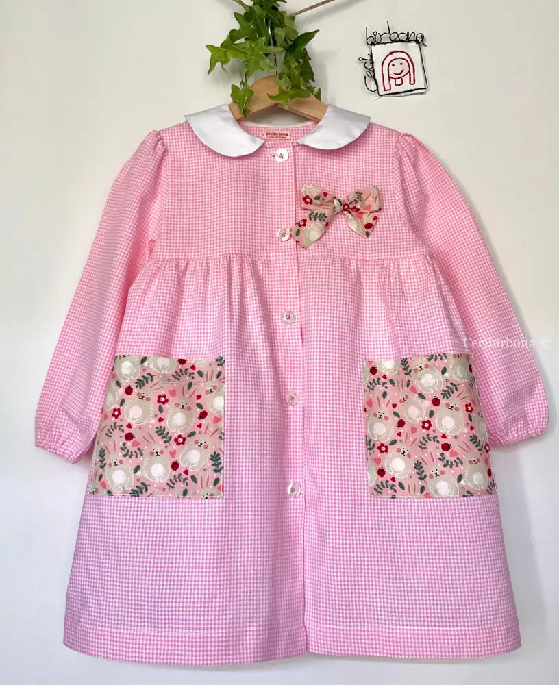 Il grembiulino con i coniglietti birichini - Grembiule a quadrettini rosa per asilo con fantasia coniglietti grembiule