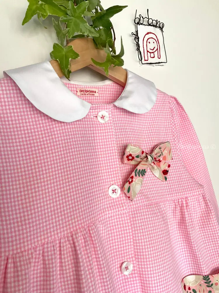 Il grembiulino con i coniglietti birichini - Grembiule a quadrettini rosa per asilo con fantasia coniglietti grembiule