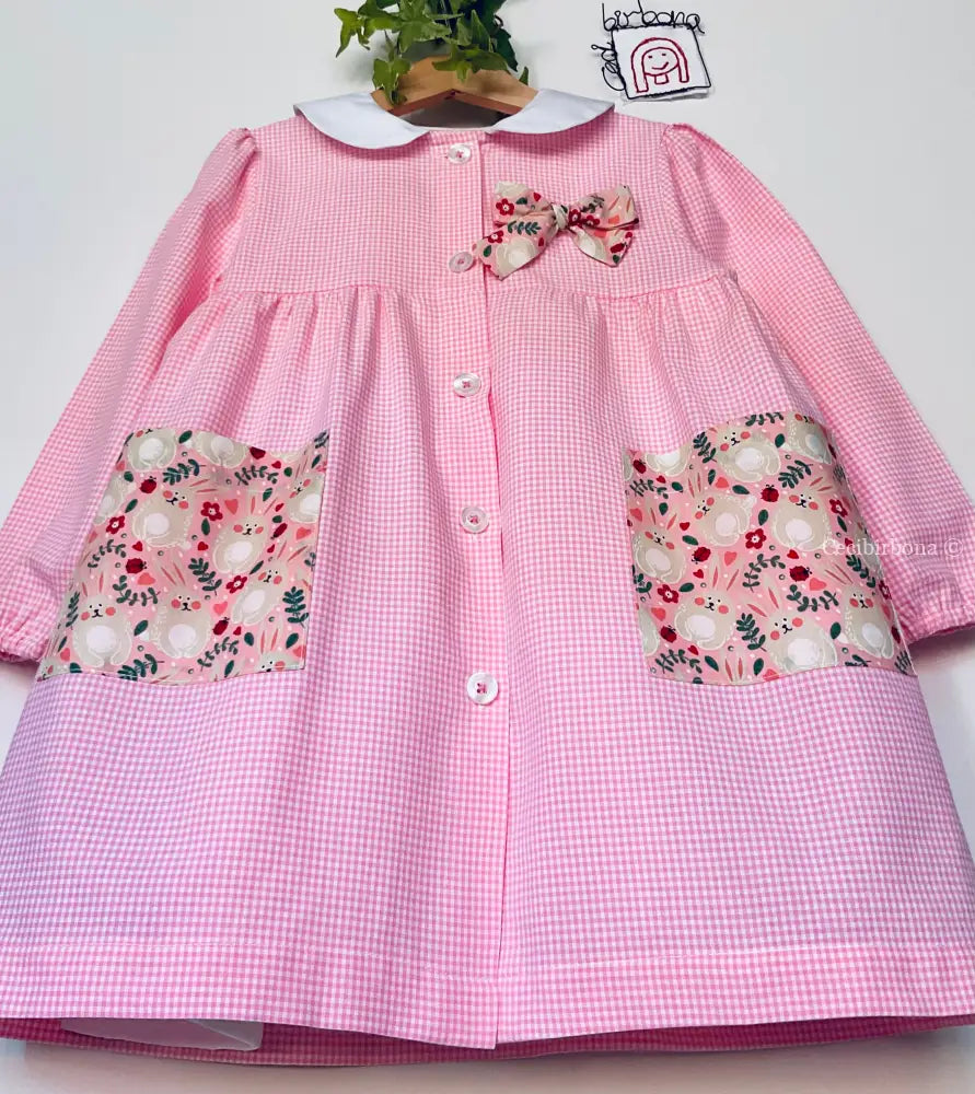 Il grembiulino con i coniglietti birichini - Grembiule a quadrettini rosa per asilo con fantasia coniglietti grembiule