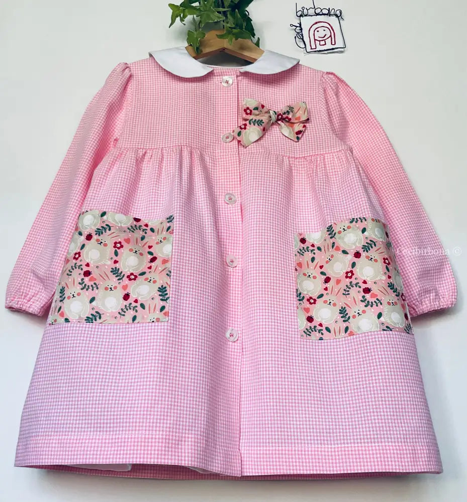 Il grembiulino con i coniglietti birichini - Grembiule a quadrettini rosa per asilo con fantasia coniglietti grembiule