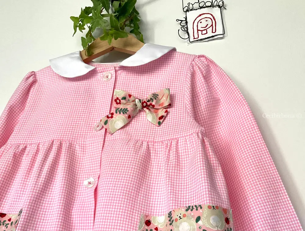 Il grembiulino con i coniglietti birichini - Grembiule a quadrettini rosa per asilo con fantasia coniglietti grembiule