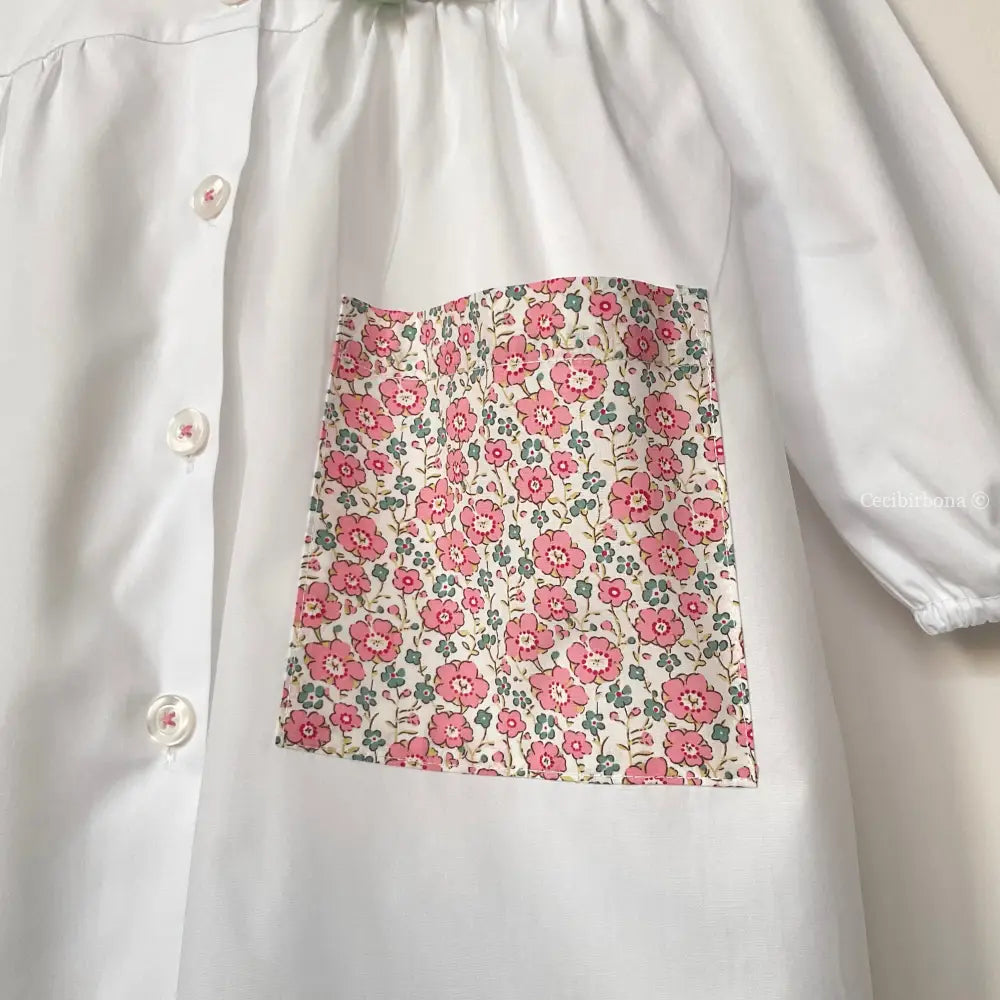 Il grembiulino con i fiori rosa e i nontiscordardime - Grembiule bianco per asilo con tasche a fiorellini rosa