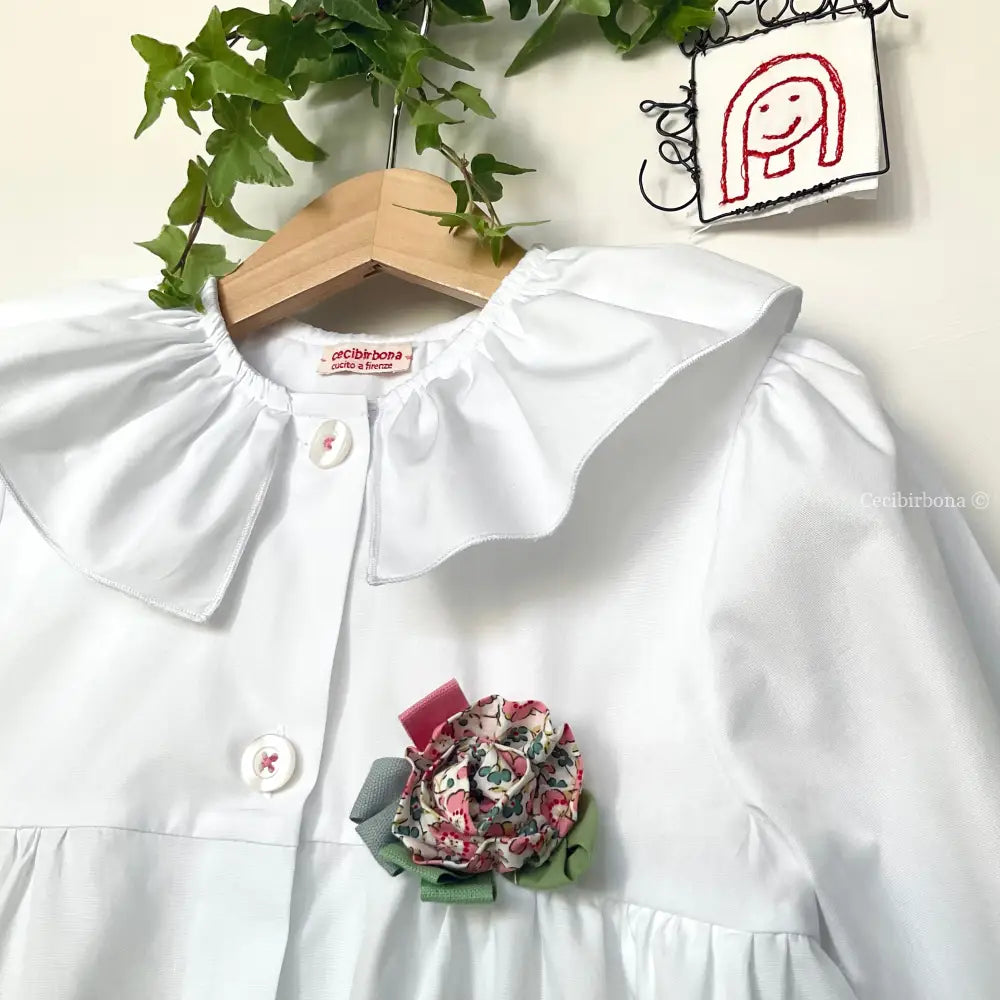 Il grembiulino con i fiori rosa e i nontiscordardime - Grembiule bianco per asilo con tasche a fiorellini rosa