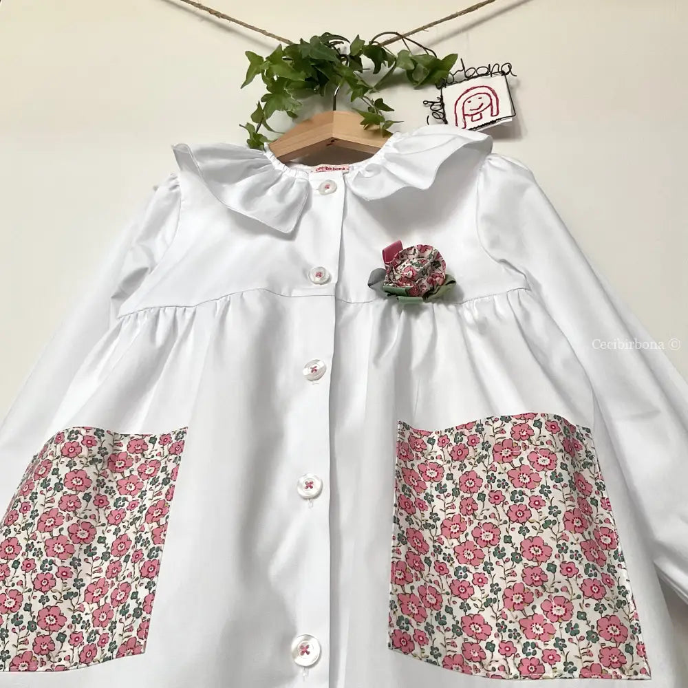 Il grembiulino con i fiori rosa e i nontiscordardime - Grembiule bianco per asilo con tasche a fiorellini rosa