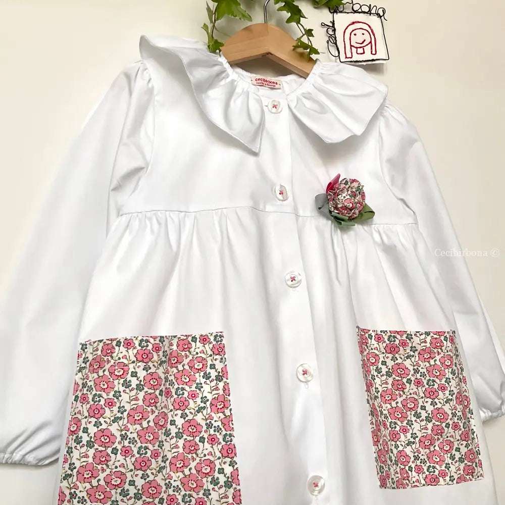 Il grembiulino con i fiori rosa e i nontiscordardime - Grembiule bianco per asilo con tasche a fiorellini rosa