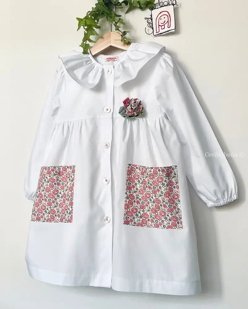 Il grembiulino con i fiori rosa e i nontiscordardime - Grembiule bianco per asilo con tasche a fiorellini rosa
