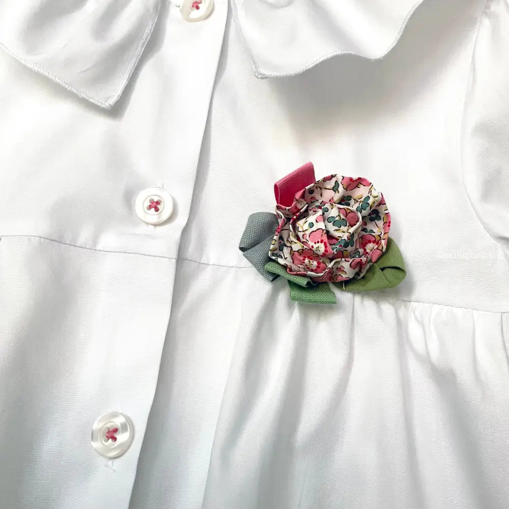 Il grembiulino con i fiori rosa e i nontiscordardime - Grembiule bianco per asilo con tasche a fiorellini rosa