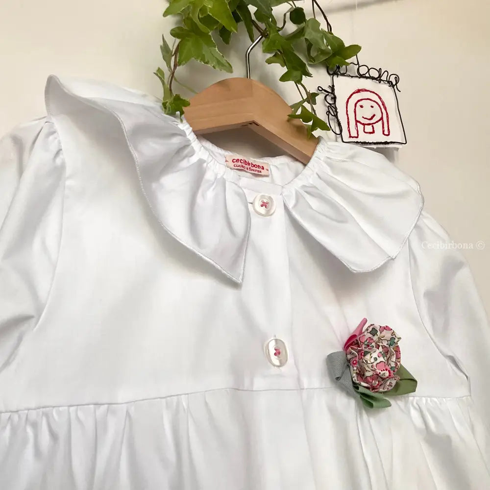 Il grembiulino con i fiori rosa e i nontiscordardime - Grembiule bianco per asilo con tasche a fiorellini rosa