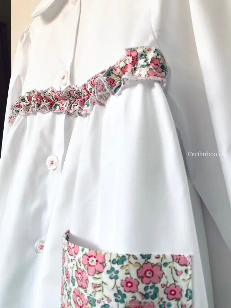Il grembiulino con i fiori rosa e i nontiscordardimé - Grembiule in cotone bianco per asilo con rouche e tasche a fiori