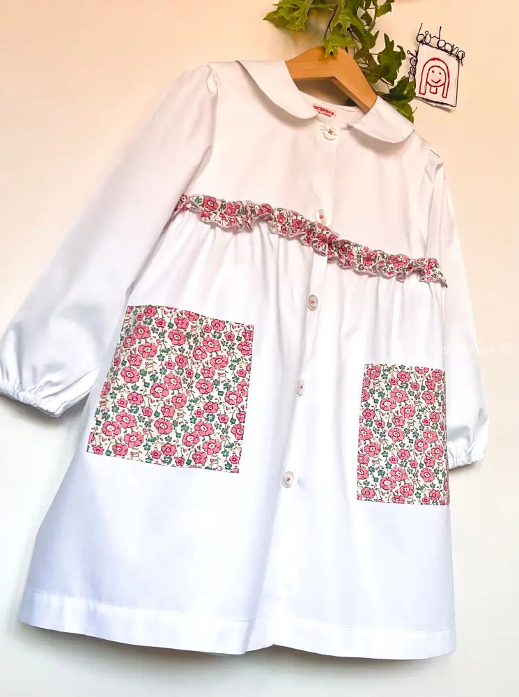 Il grembiulino con i fiori rosa e i nontiscordardimé - Grembiule in cotone bianco per asilo con rouche e tasche a fiori