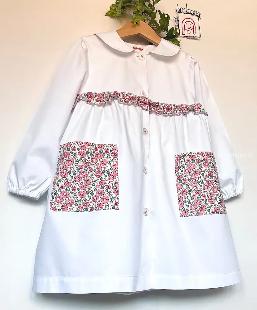Il grembiulino con i fiori rosa e i nontiscordardimé - Grembiule in cotone bianco per asilo con rouche e tasche a fiori