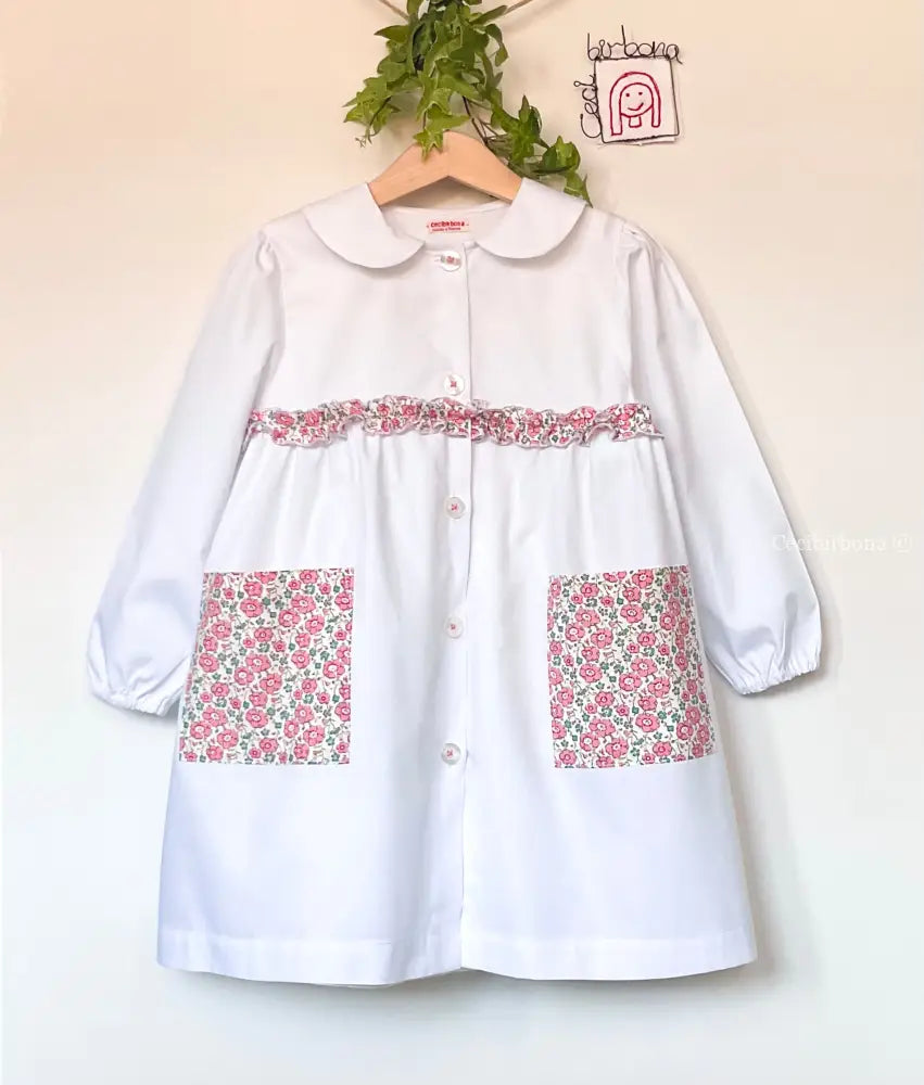 Il grembiulino con i fiori rosa e i nontiscordardimé - Grembiule in cotone bianco per asilo con rouche e tasche a fiori