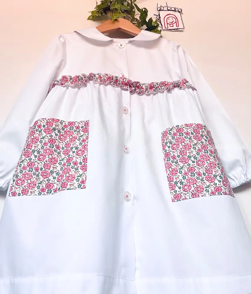 Il grembiulino con i fiori rosa e i nontiscordardimé - Grembiule in cotone bianco per asilo con rouche e tasche a fiori