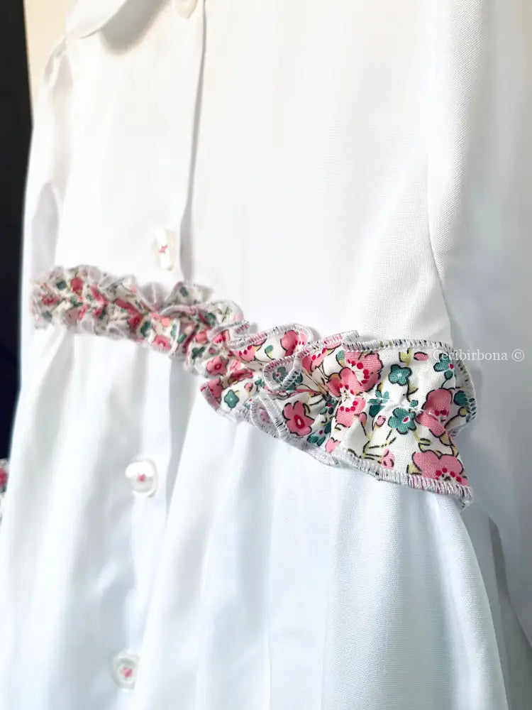 Il grembiulino con i fiori rosa e i nontiscordardimé - Grembiule in cotone bianco per asilo con rouche e tasche a fiori