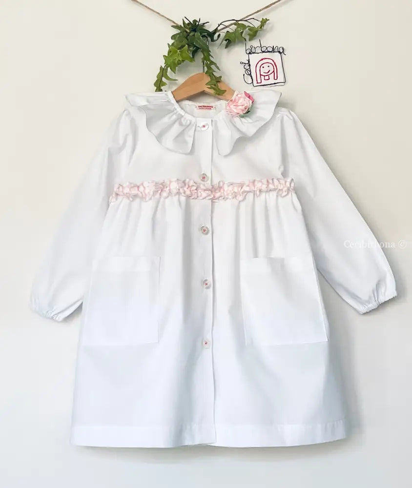Il grembiulino con i pois rosa - Grembiule per asilo con rouche a pois rosa in cotone bianco. grembiule asilo bimba