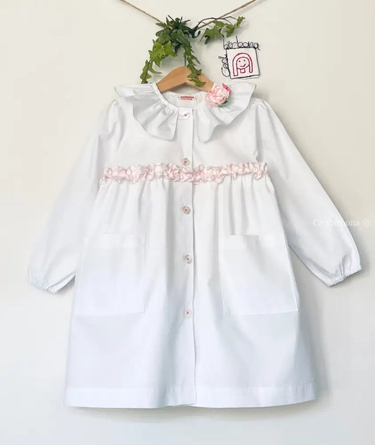 Il grembiulino con i pois rosa - Grembiule per asilo con rouche a pois rosa in cotone bianco. grembiule asilo bimba