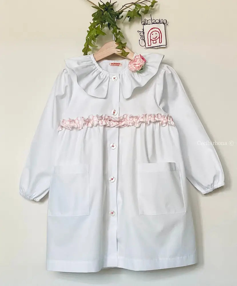 Il grembiulino con i pois rosa - Grembiule per asilo con rouche a pois rosa in cotone bianco. grembiule asilo bimba