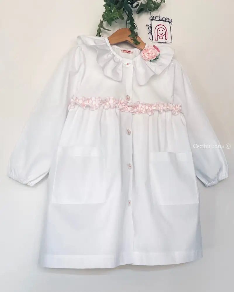 Il grembiulino con i pois rosa - Grembiule per asilo con rouche a pois rosa in cotone bianco. grembiule asilo bimba