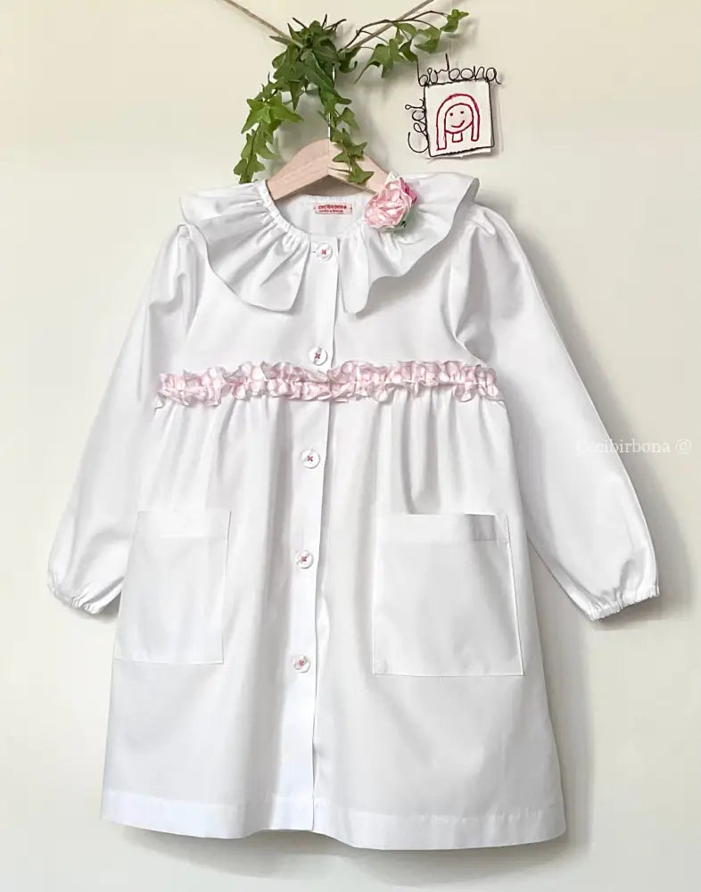 Il grembiulino con i pois rosa - Grembiule per asilo con rouche a pois rosa in cotone bianco. grembiule asilo bimba