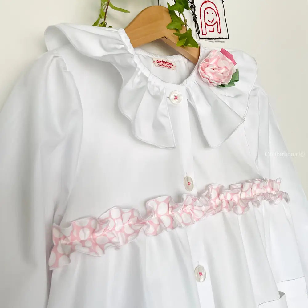 Il grembiulino con i pois rosa - Grembiule per asilo con rouche a pois rosa in cotone bianco. grembiule asilo bimba