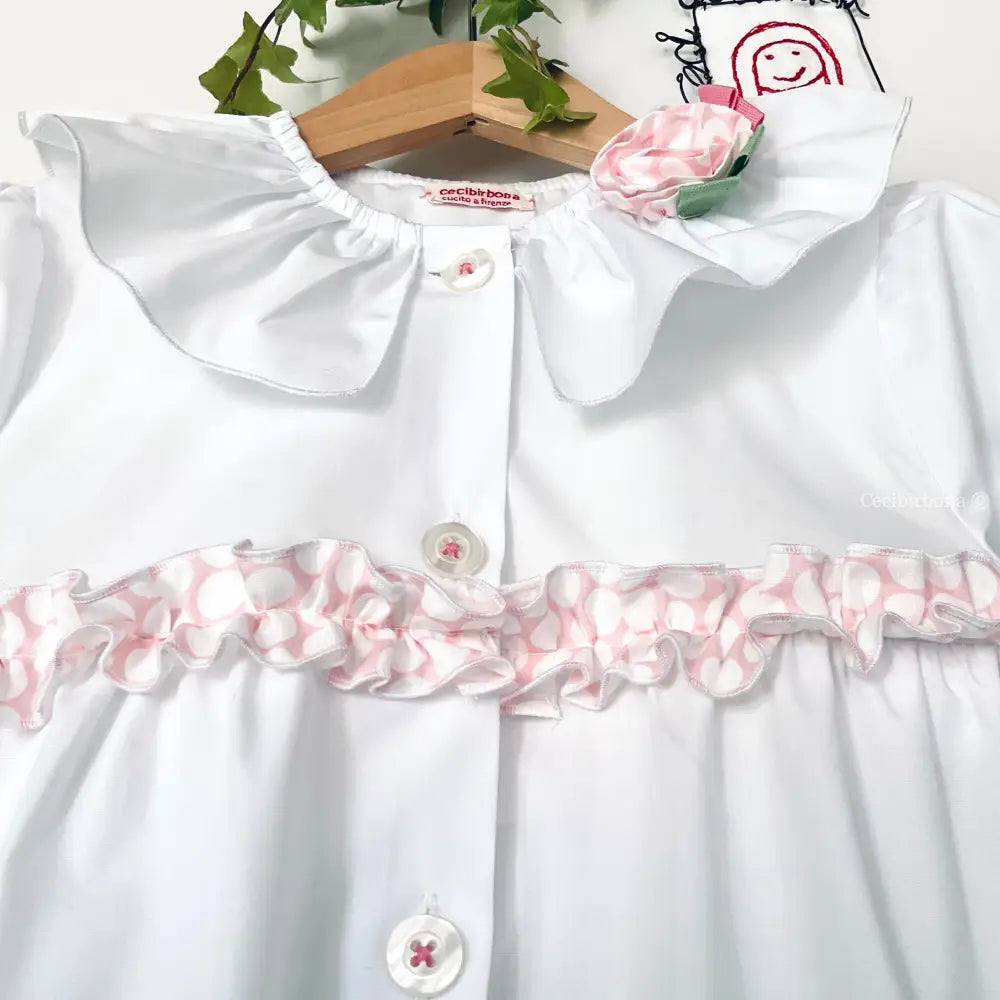 Il grembiulino con i pois rosa - Grembiule per asilo con rouche a pois rosa in cotone bianco. grembiule asilo bimba