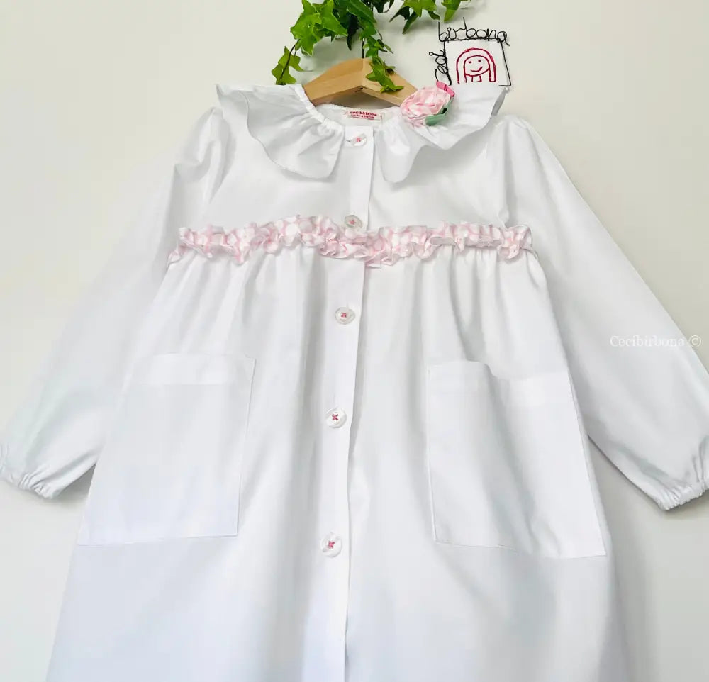 Il grembiulino con i pois rosa - Grembiule per asilo con rouche a pois rosa in cotone bianco. grembiule asilo bimba