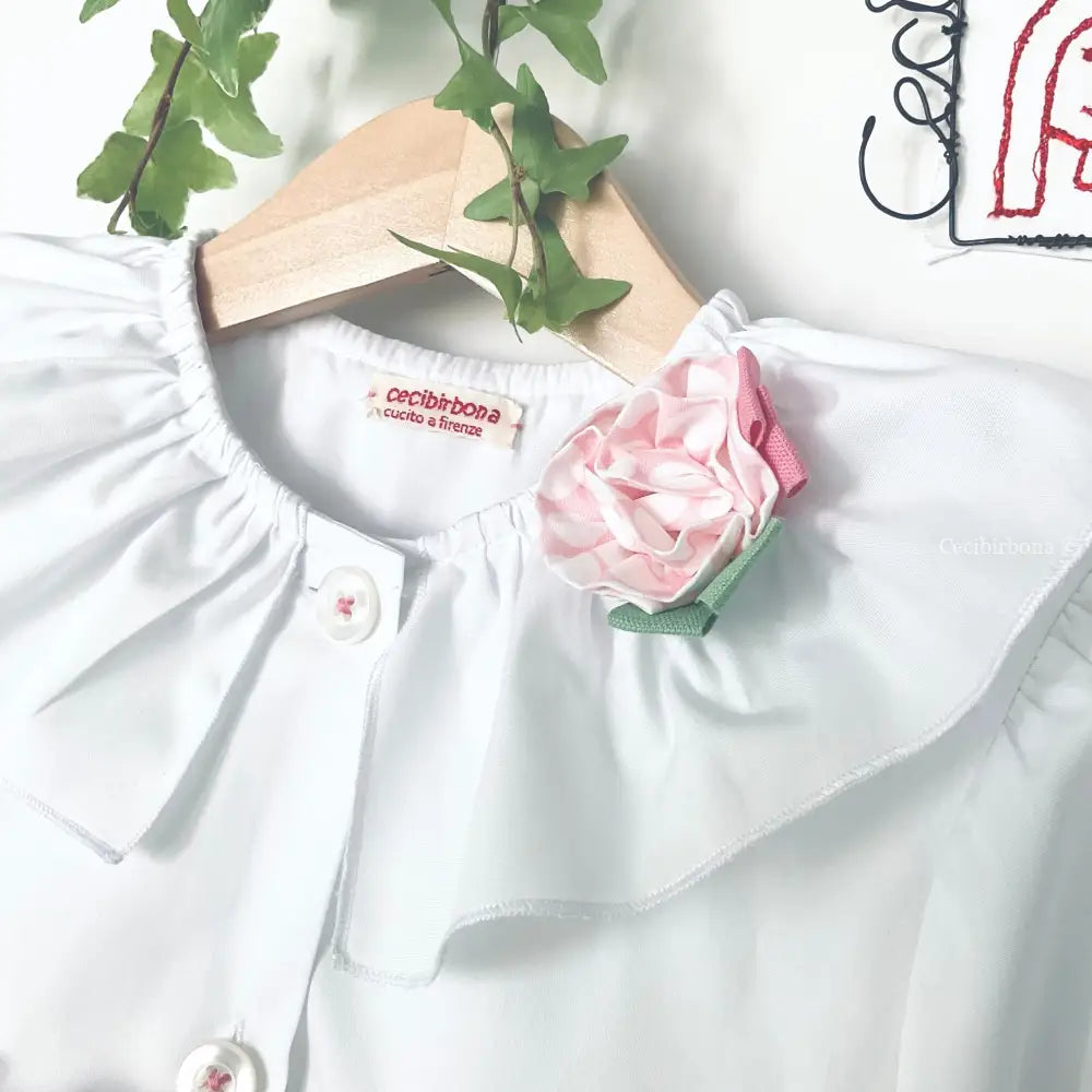 Il grembiulino con i pois rosa - Grembiule per asilo con rouche a pois rosa in cotone bianco. grembiule asilo bimba