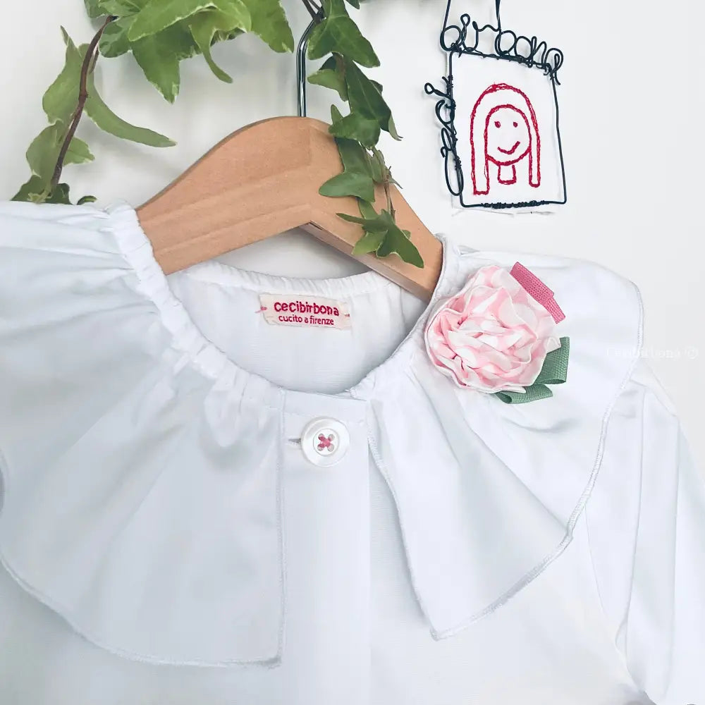 Il grembiulino con i pois rosa - Grembiule per asilo con rouche a pois rosa in cotone bianco. grembiule asilo bimba