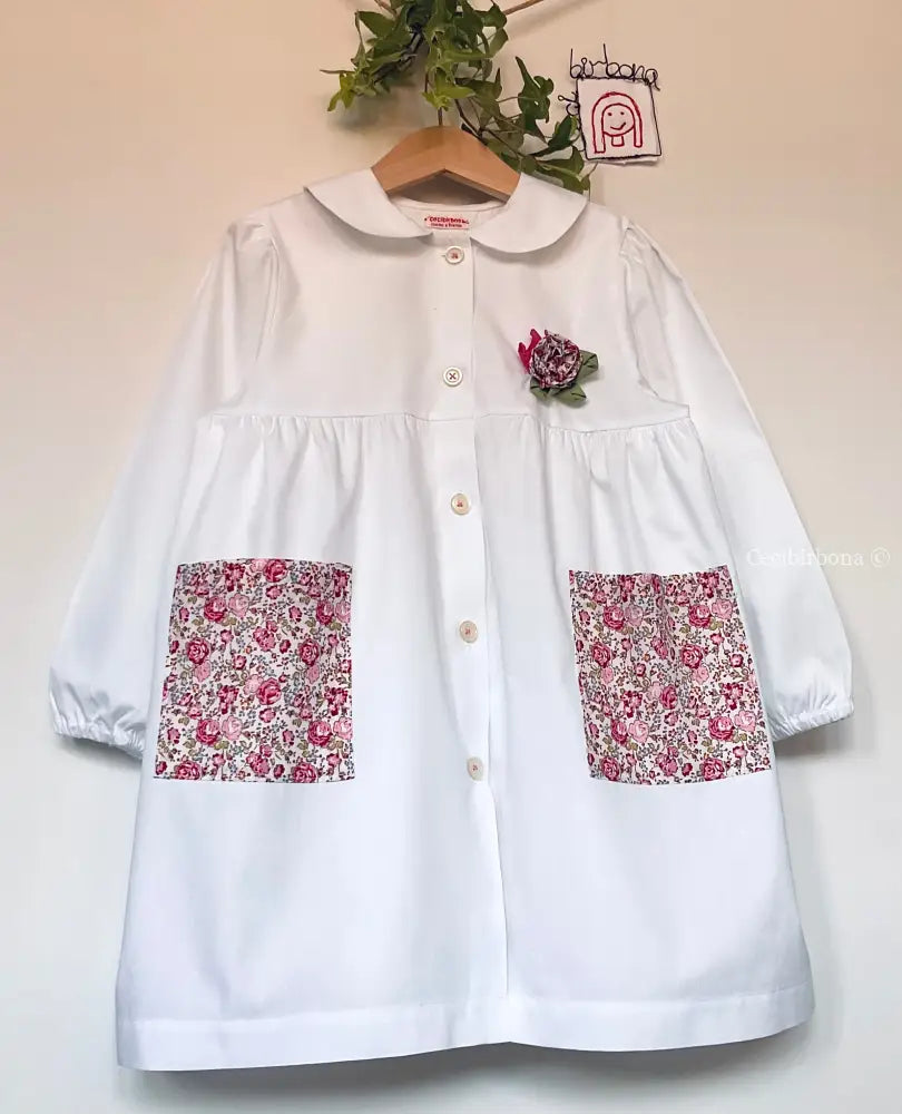 Il grembiulino con le rose e i lillà - Grembiule bianco per asilo con tasche a fiorellini rosa e colletto tondo