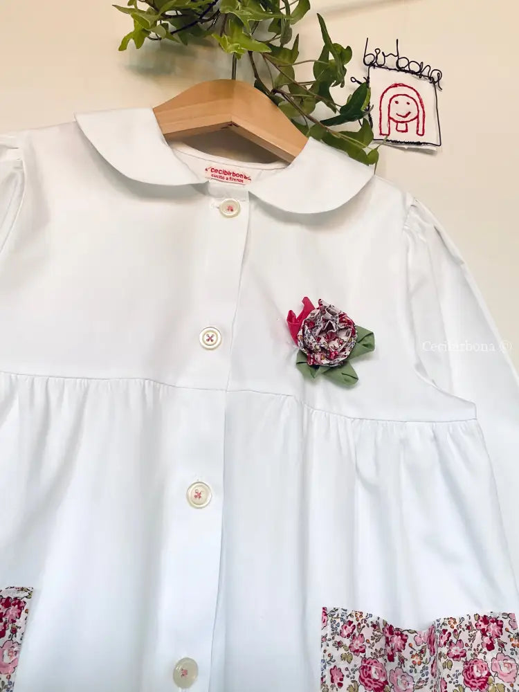 Il grembiulino con le rose e i lillà - Grembiule bianco per asilo con tasche a fiorellini rosa e colletto tondo