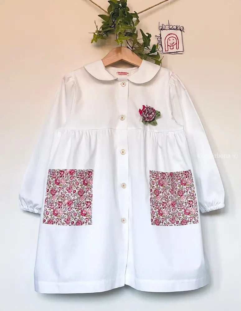 Il grembiulino con le rose e i lillà - Grembiule bianco per asilo con tasche a fiorellini rosa e colletto tondo
