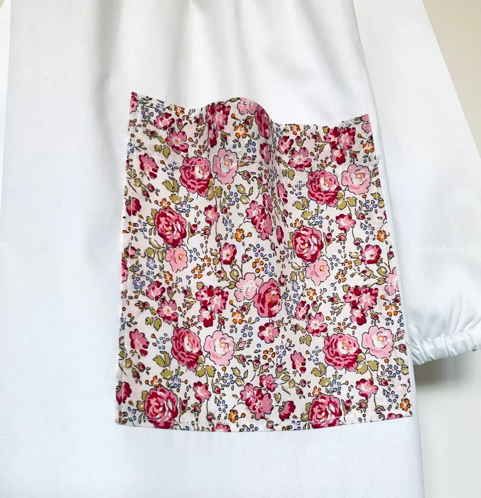 Il grembiulino con le rose e i lillà - Grembiule bianco per asilo con tasche a fiorellini rosa e colletto tondo