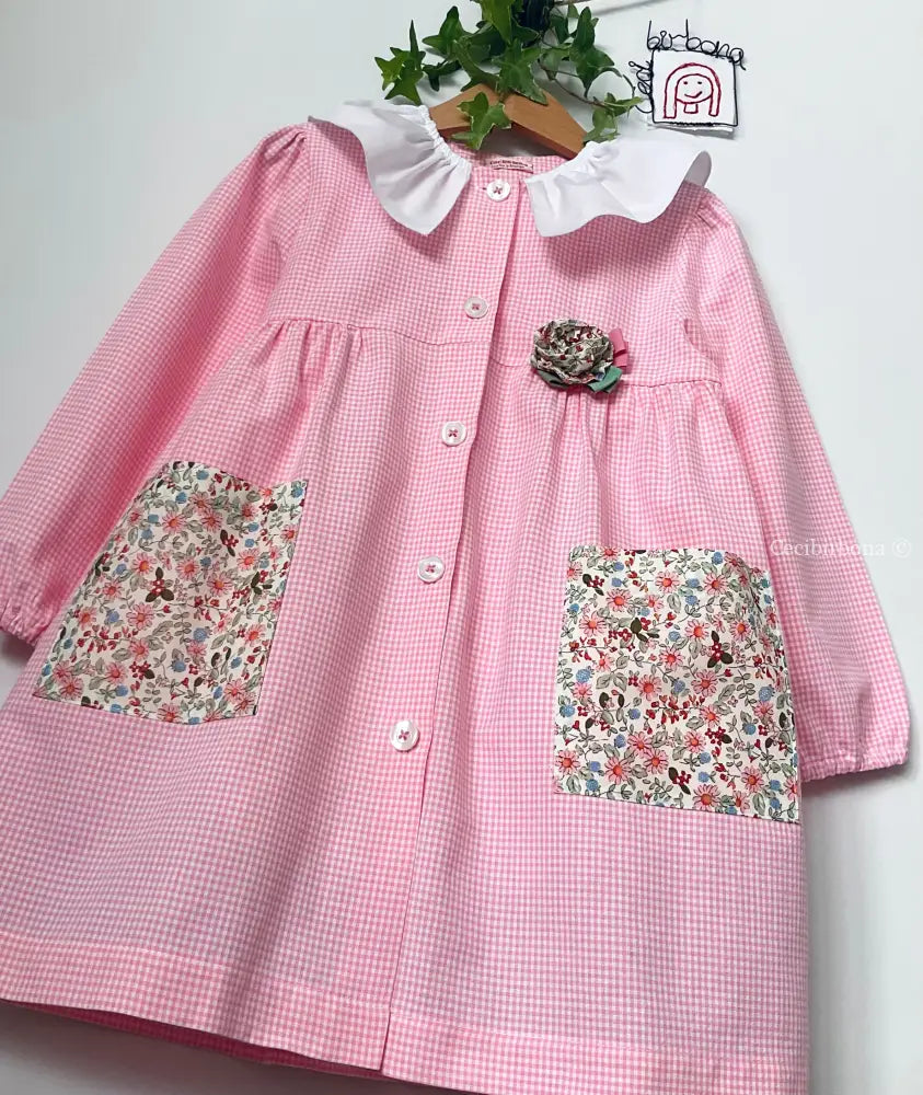 Il grembiulino dei fiori - Grembiule a quadrettini rosa per asilo con tasche a fiorellini grembiule asilo bimba