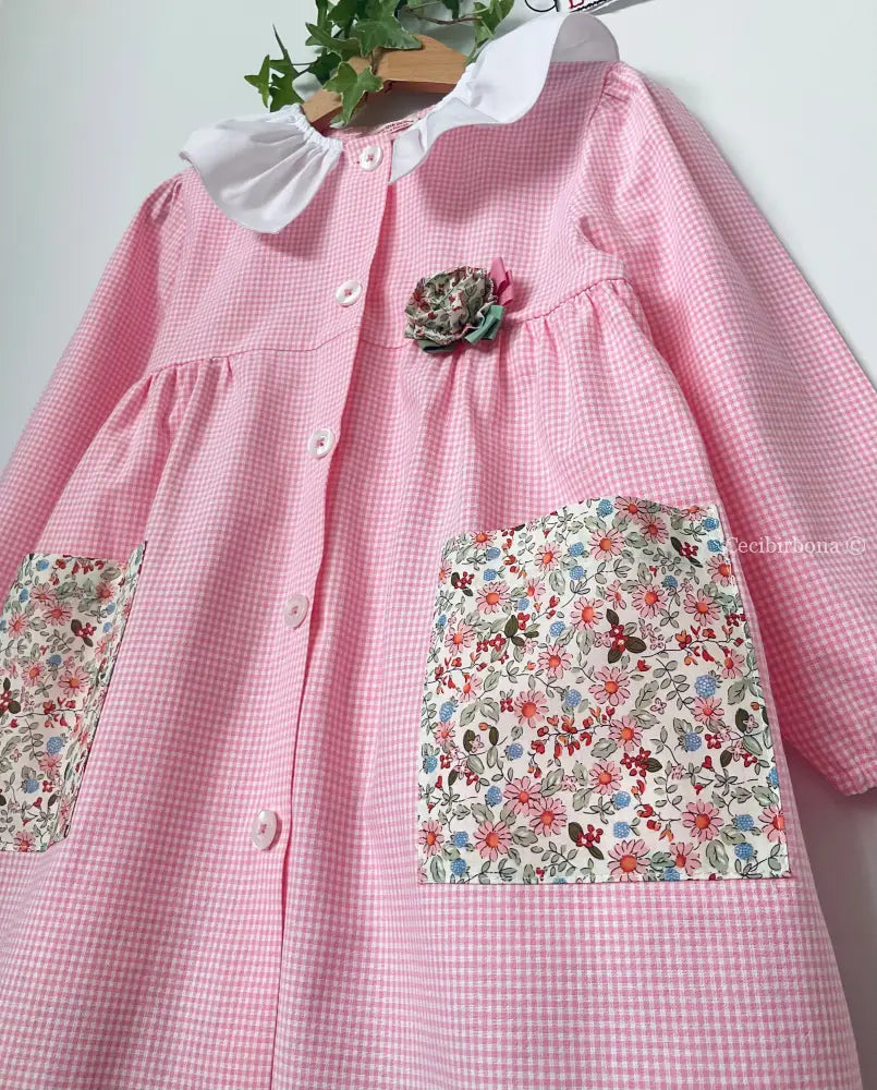 Il grembiulino dei fiori - Grembiule a quadrettini rosa per asilo con tasche a fiorellini grembiule asilo bimba
