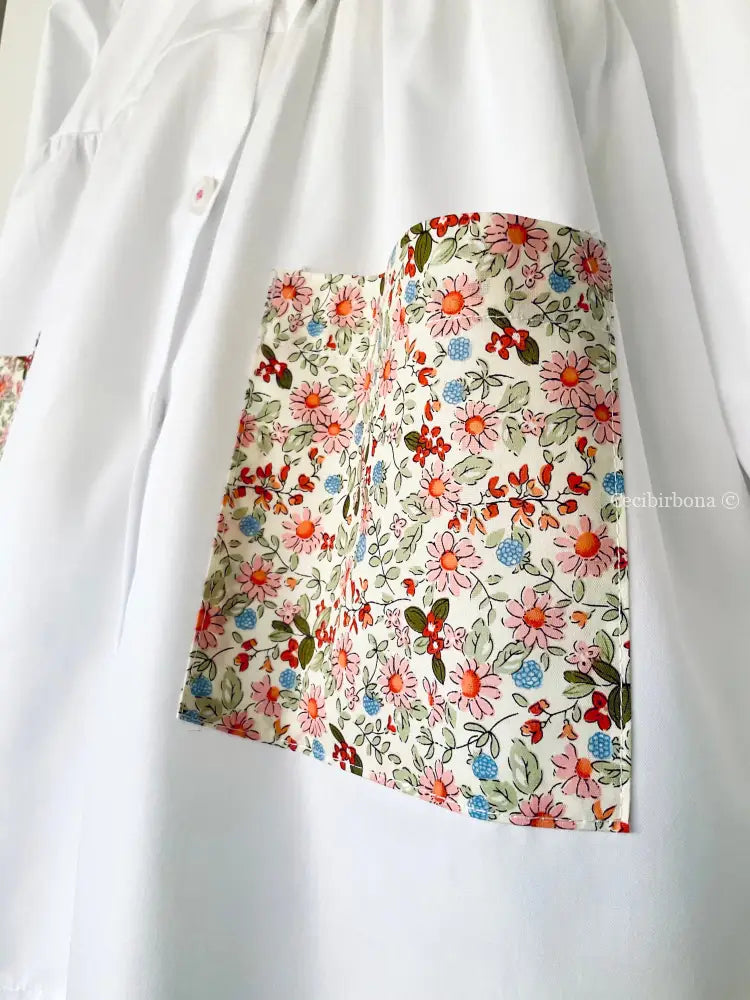 Il grembiulino Flora - Grembiule bianco per asilo con tasche a fiorellini grembiule asilo bimba